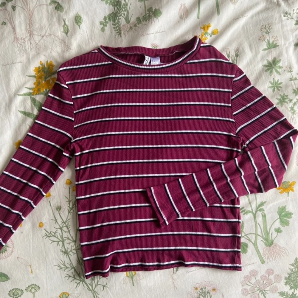 Burgundy/maroon long sleeve ribbed top.